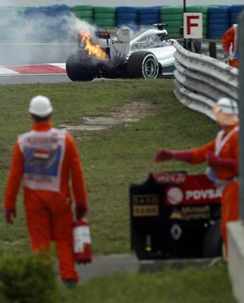Il pilota della Mercedes ha dovuto abbandonare la prima manche delle qualifiche del Gp d&#39;Hungheria dopo pochi minuti. Epa